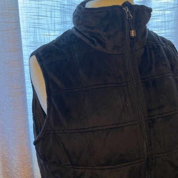 NWT Black puffer vest - Picture 1 of 7
